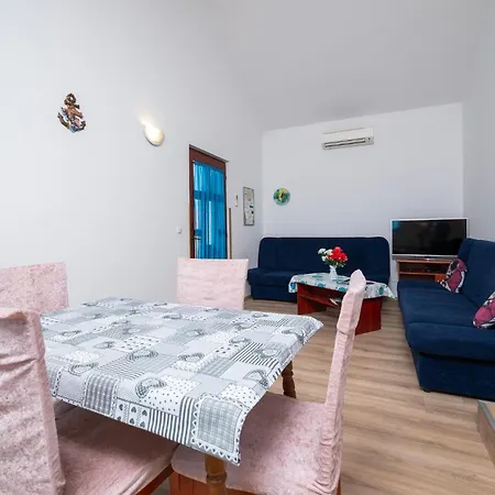 1 Bedroom Beautiful Apartment In Pula Pula