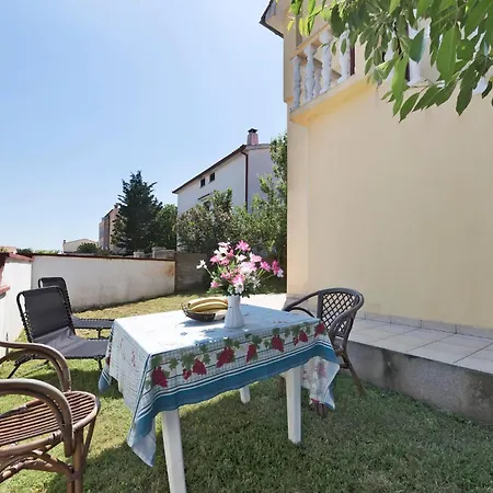 Apartment 1 Bedroom Cozy In Pula *